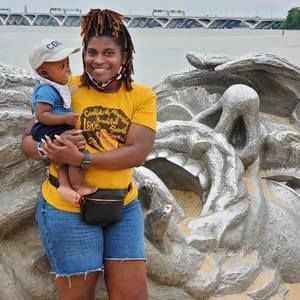 Meet your Posher, Adrienne